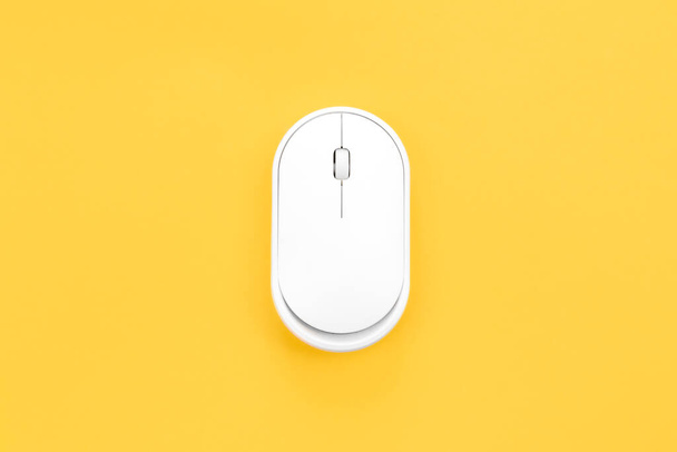 Ποντίκι υπολογιστή σε κίτρινο φόντο απομονωμένο, επίπεδο lay, αντίγραφο χώρου. - Φωτογραφία, εικόνα