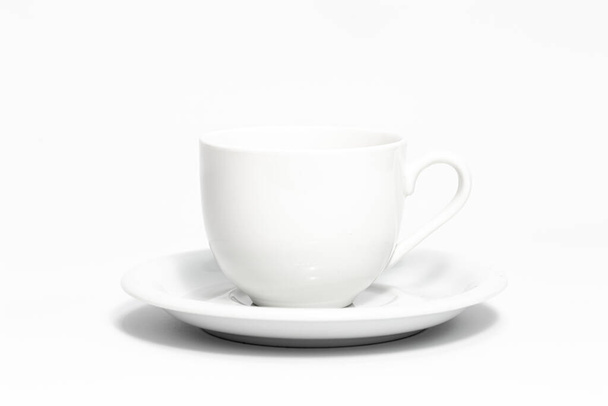 Beyaz fonda beyaz fincan ve çay tabağı yakın plan izole edilmiş.. - Fotoğraf, Görsel