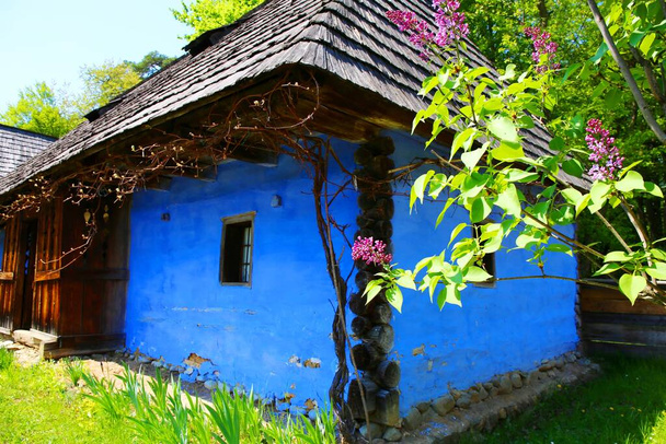 Kaunis maalaismainen talo Romanian maaseudulla - Valokuva, kuva
