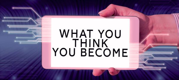 Textschild mit der Aufschrift What You Think You Become, Internet-Konzept als erfolgreich und positiv im Leben erfordert gute Gedanken - Foto, Bild