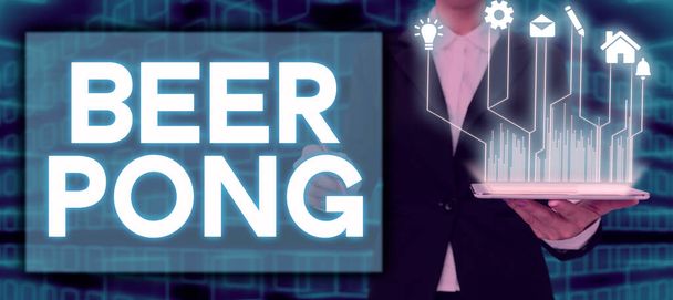 Натхнення, що показує знак Beer Pong, Бізнес огляд гри з набором пивних чашок і стрибки або кидання м'яча Пінг-Понг. - Фото, зображення