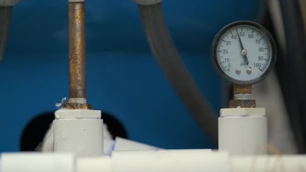 Undichtes Wasser aus Kunststoffrohren der Outdoor-Wasseraufbereitungsanlage eines amerikanischen Hauses. - Filmmaterial, Video
