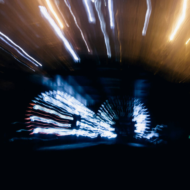 závodění s lehkými stopami, rozmazání v noci, vidění opilých lidí při řízení auta - Fotografie, Obrázek