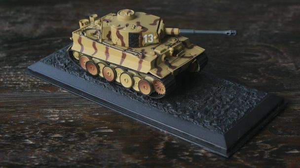 Kunstvolle Miniatur des Tigerpanzers, dieser schwere deutsche Panzer aus der Zeit des Zweiten Weltkriegs war bei seinen Feinden sehr gefürchtet - Foto, Bild