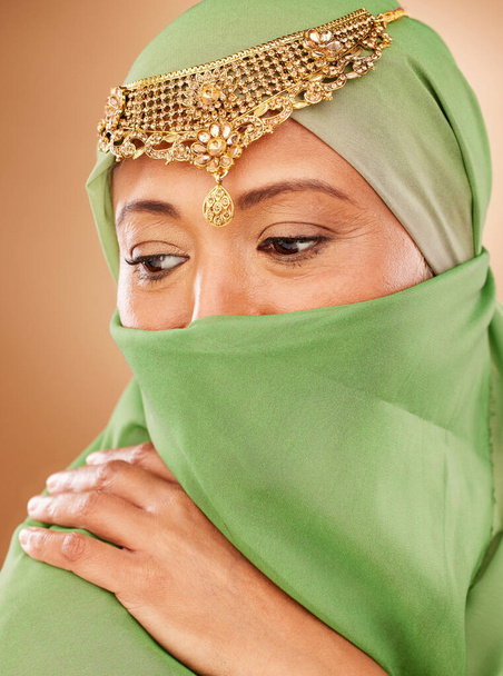 Moslim vrouw, gezicht of mode burka op studio achtergrond in Iraanse mensenrechten, religie empowerment of traditionele macht. Zoom, islamitisch of volwassen schoonheid model met hijab sjaal in Arabisch esthetische. - Foto, afbeelding