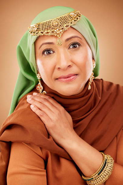 Moslim vrouw, gezicht of mode hijab op studio achtergrond in religie empowerment, Iraanse mensenrechten of Arabische sieraden ontwerp. Portret, volwassen of islamitische schoonheid model in sjaal of stof esthetische. - Foto, afbeelding