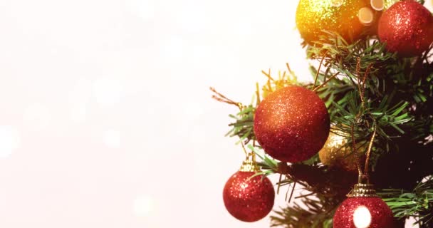 メリークリスマスの背景。白い背景にボケの光でクリスマスオーナメントで飾られたクリスマスツリー。メリークリスマスとハッピーニューイヤー2023. - 映像、動画
