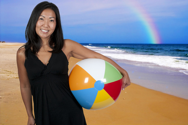 Aziatische vrouw bedrijf beachball - Foto, afbeelding