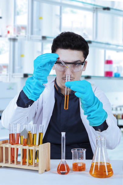 Cientista do sexo masculino fazendo pesquisa em laboratório
 - Foto, Imagem