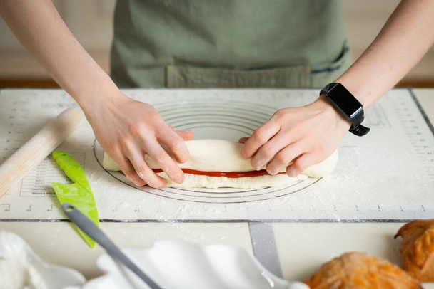 Manos de mujer con pulsera electrónica de cocina pastelería casera en silicona estera para hornear con marcadores. - Foto, imagen