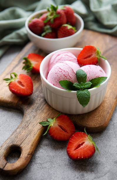 Домашнє полуничне морозиво зі свіжою полуницею. Солодкий ягідний літній десерт. Бетонний фон
 - Фото, зображення