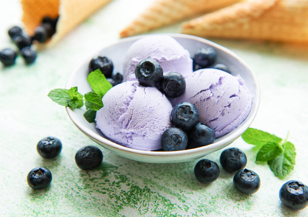 Домашнє чорничне морозиво зі свіжою чорницею. Солодкий ягідний літній десерт
.  - Фото, зображення