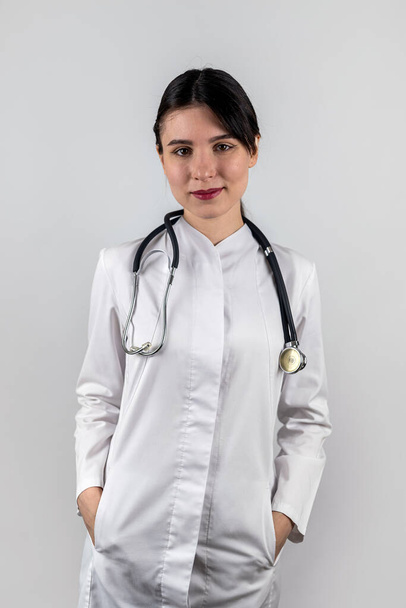 首の周りに聴診器をつけた美しい女性医師や看護師の姿が描かれています。健康の概念。女性の肖像画です。医学への愛。医療従事者 - 写真・画像