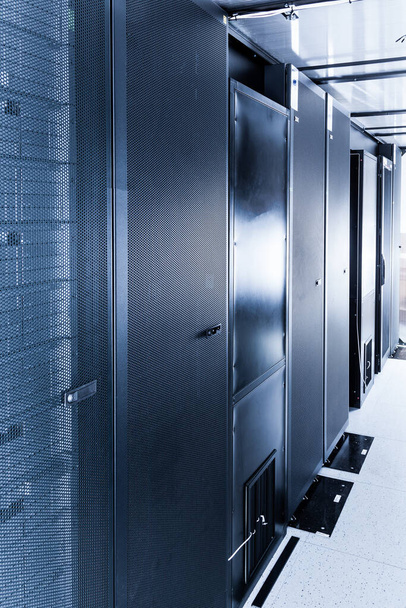 adatközpont adattároló szekrények sorával - Fotó, kép