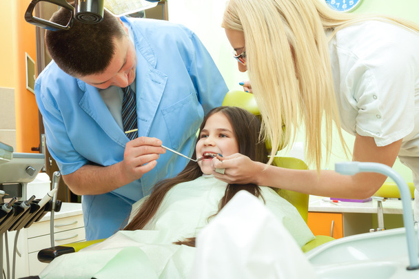 Petite fille assise dans le bureau des dentistes - Photo, image
