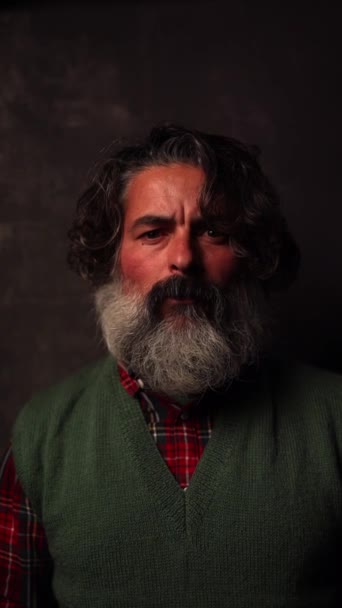 Portrait serious masculine bearded man in the dark - Footage, Video