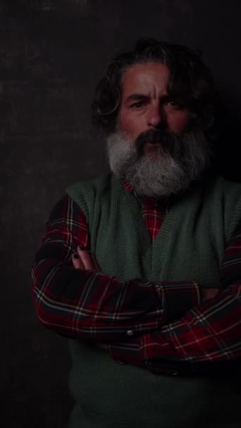 Portré szakállas férfi nézi a kamerát a sötétben - Felvétel, videó