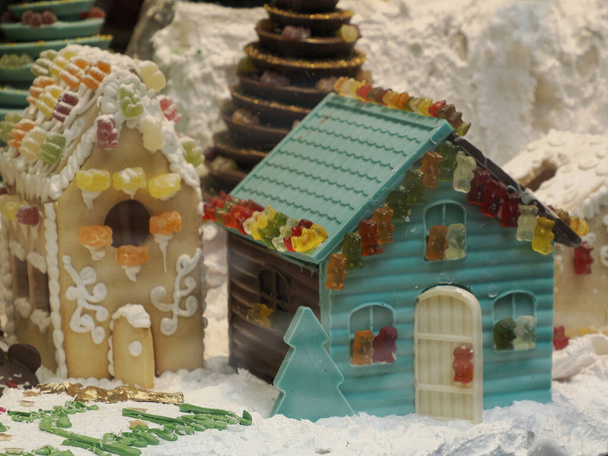 Joulun piparkakut ja suklaa House koristeltu karkkia keppejä, vaahtokarkkeja karkkeja leivonnaiset myymälä - Valokuva, kuva