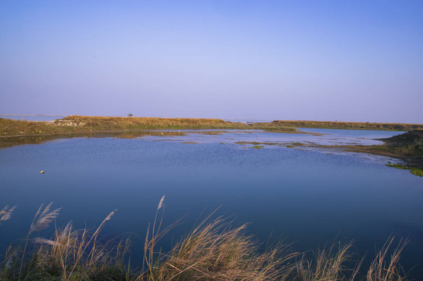 Vista del paisaje del lago de aguas cristalinas azules cerca del río Padma en Bangladesh - Foto, imagen