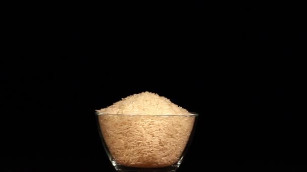 Transparentní velký talíř s jasnou bílou rýži se otáčí - Záběry, video