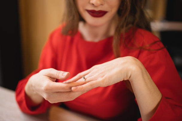 kivágott kilátás fiatal menyasszony eljegyzési gyűrű az ujján  - Fotó, kép