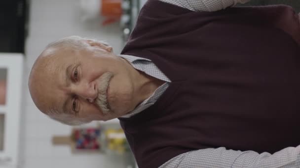 Huolissaan, mietteliäs, 80-vuotias mies istuu yksin kotona ja ajattelee yksin elämää.Masentunut, mietteliäs vanha mies, jolla on terveysongelmia vanhuudessa, tuntee olonsa yksinäiseksi. Vanhusten sairaudet, terveydenhuollon käsite. - Materiaali, video