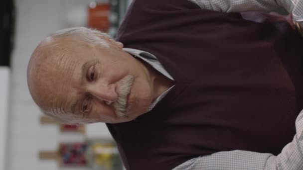 Bezorgde, pensieve, jaren '80 oude man zit thuis alleen, denken aan het leven alleen.Depressieve dure oude man met gezondheidsproblemen op hoge leeftijd voelt zich eenzaam. Ouderdomsziekten, gezondheidsconcept. - Video