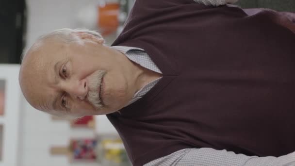 Öreg ember egészségügyi problémák idős korban.Boldog, töprengő, 80-as évek öregember ül egyedül otthon, gondolkodás az élet magányos.Video a függőleges történet. - Felvétel, videó