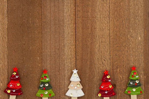 Різдвяні ялинки на вивітреному дерев'яному фоні для зимового або сезонного повідомлення
 - Фото, зображення