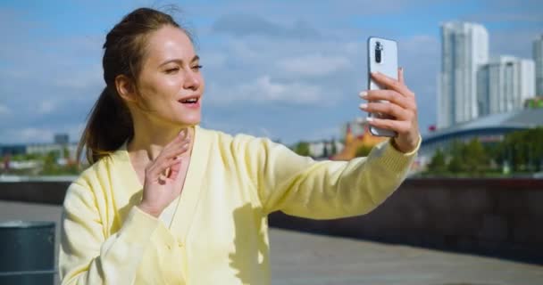 Çevrimiçi bir video görüşmesi sırasında dışarıdaki akıllı telefondan 40 yaşındaki bir kadının 4K görüntüsü.. - Video, Çekim