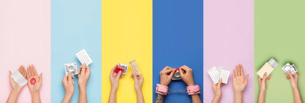 Ženské ruce s různými typy antikoncepce na barevném pozadí - Fotografie, Obrázek