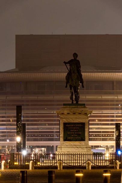 Kööpenhamina, Tanska Kuningas Fredrik V:n patsas Amalienborggin palatsin aukiolla yöllä ja ooppera taustalla. - Valokuva, kuva