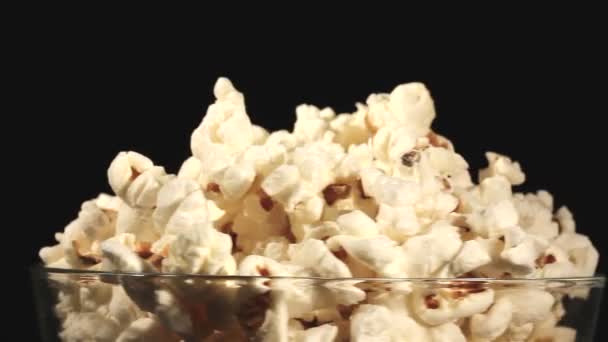 Chutný popcorn v transparentní kapacity otočit - Záběry, video