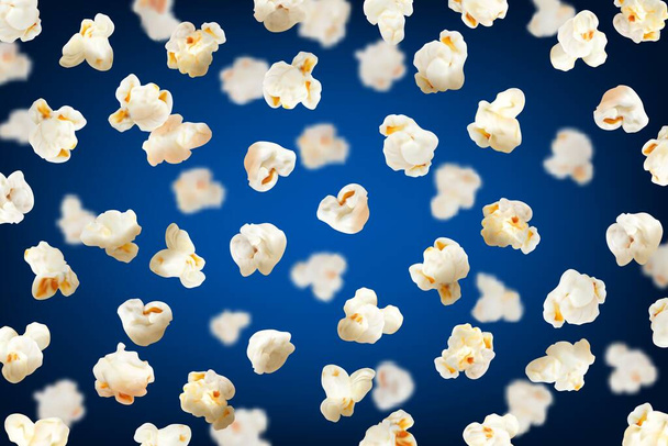 Realistischer fliegender Popcorn-Hintergrund. Kino flauschige Dessert 3D-Hintergrund, Fast Food salzige Popcorn-Mahlzeit realistische Vektor-Cover oder Hintergrund. Knusprige Süßmais-Tapete zum Mitnehmen - Vektor, Bild