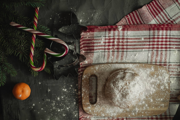 Gotowanie ciasteczka świąteczne z tradycyjnymi składnikami piernika, człowieka piernika i jodły na patelni, wałek, ciasteczka, mąka, mandarynki, cukierki noworoczne, surowe ciasto z imbirem, orzech laskowy, gałka muszkatołowa i cynamon smaki. Pojęcie Ch - Zdjęcie, obraz