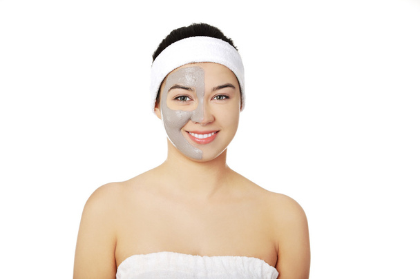 Relaxed woman with a nourishing face mask - Foto, Bild