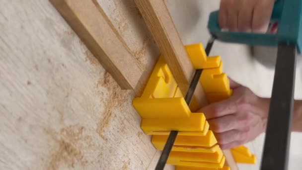 DIY Houtbewerking: Verticale video van het snijden van houten planken. Hoge kwaliteit 4k beeldmateriaal - Video