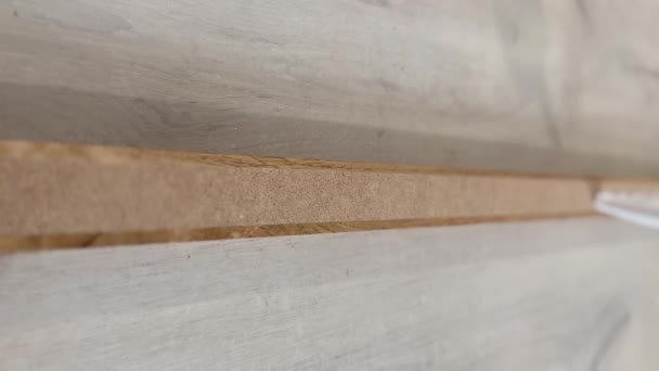 Існує багато факторів, які слід враховувати при прийнятті рішення про найкращий спосіб приклеювання дерев'яних панелей на стіну, в тому числі: кількість панелей, до яких ви приклеюєте, тип стін або поверхонь, до яких ви приклеюєте
 - Кадри, відео