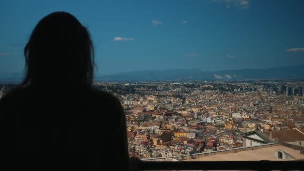 Dívka má výhled na Neapol v létě. - Záběry, video