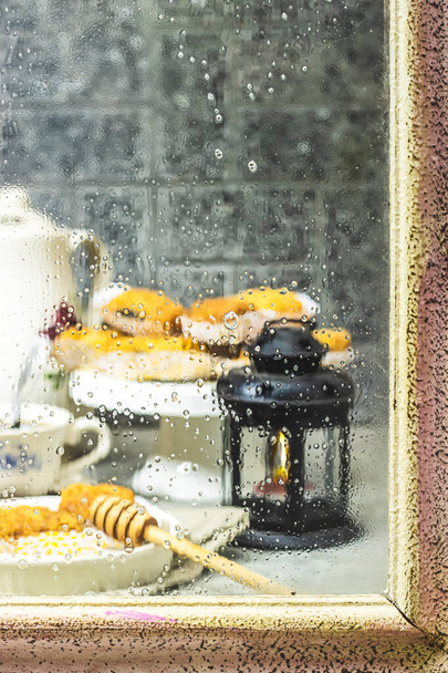 вид на жареный макрут или макруд - алжирский манная, финики и мед сладкий и арабский фонарь из окна  - Фото, изображение