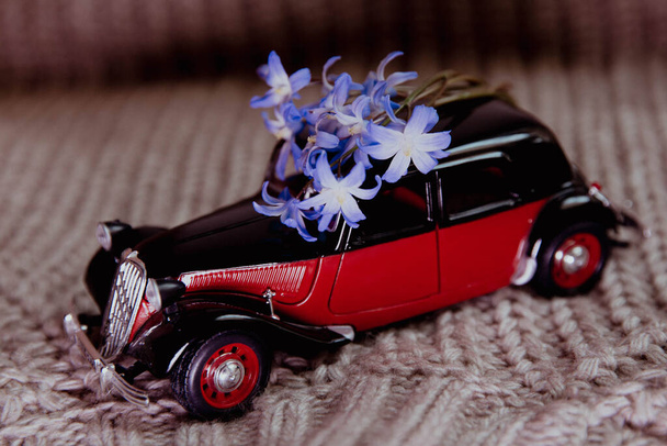 modelo de un coche coleccionable rojo y negro con flores - Foto, imagen