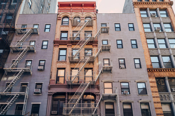 Fasáda typických bytových domů v New Yorku s požárním schodištěm na frontě v NoHo, New York City, USA. - Fotografie, Obrázek