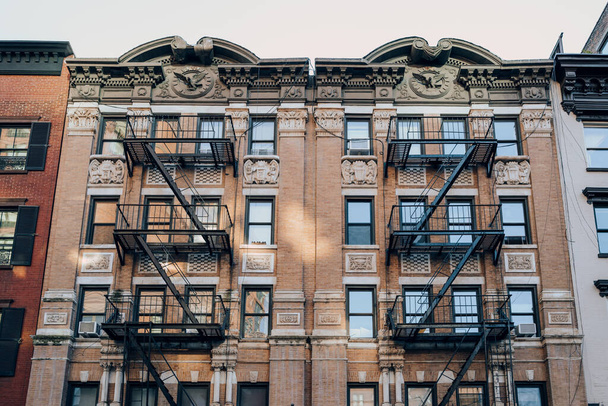 Fila de blocos de apartamentos típicos de Nova York com escada de incêndio na frente, EUA. - Foto, Imagem