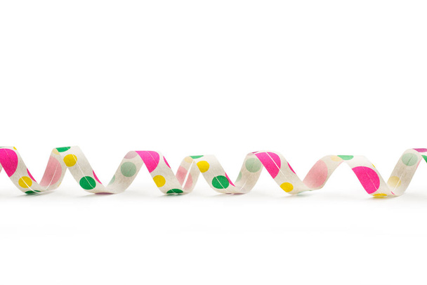 Serpentina de papel coloreado sobre un fondo blanco con espacio para copiar - Foto, Imagen