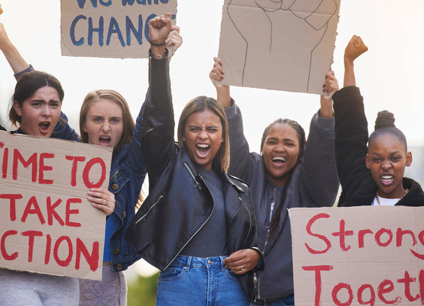 Protest, affiche en boze diversiteit vrouwen verzamelen voor gelijkheid, steun voor mensenrechten of racisme. Studenten kartonnen banner, justitie menigte portret en gemeenschap mensen vechten voor de VS abortus wet verandering. - Foto, afbeelding