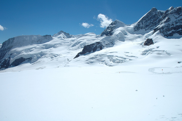 Lumi ja huiput lähellä Jungfraujoch Sveitsissä
 - Valokuva, kuva