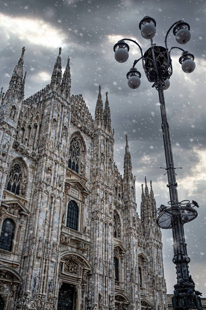 Ο διάσημος καθεδρικός ναός του Μιλάνου, Ιταλία κατά τη διάρκεια μιας χιονιού - Φωτογραφία, εικόνα