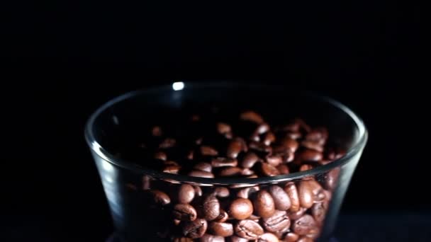 Κόκκοι καφέ σε ένα ποτήρι - Πλάνα, βίντεο