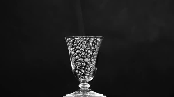 Průhledné sklo s zrn kávy a kouře. Černá & bílá - Záběry, video