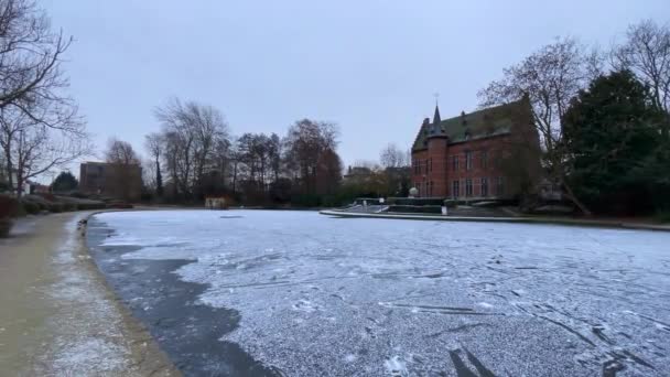 Stagno ghiacciato vicino all'edificio Brasserie Mariadal a Zaventem, Belgio - Filmati, video
